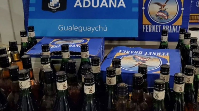 Quiso pasar a Uruguay más de 300 botellas de fernet y whisky