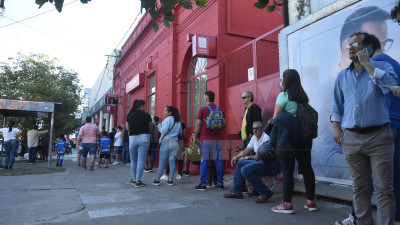 Media cuadra de espera para comprar dólares en Resistencia
