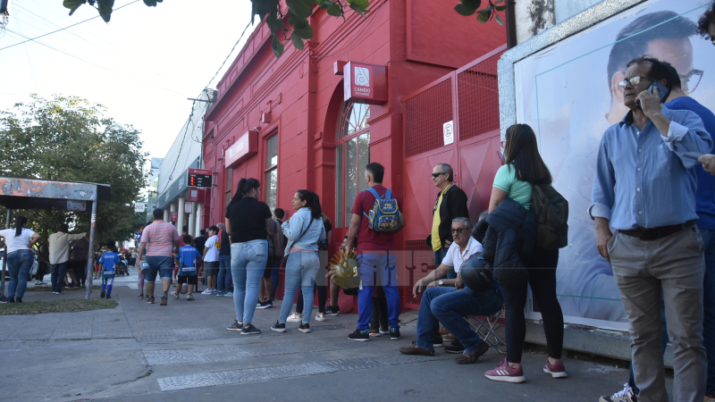 Media cuadra de espera para comprar dólares en Resistencia