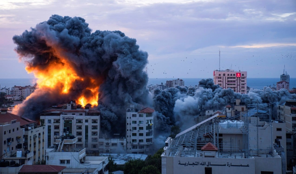 Fuego y humo se elevan después de un ataque aéreo israelí, en la ciudad de Gaza. Foto AP/Fátima Shbair.