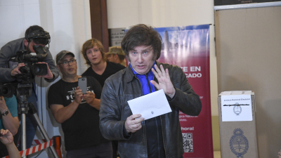 En medio de un tumulto, Milei votó y se retiró sin formular declaraciones