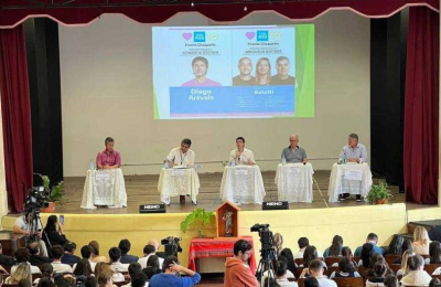 Ante 500 jóvenes, Arévalo presentó sus propuestas para ResistenciaPro