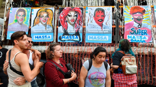 Más cartelería intervenida artísticamente en el microcentro porteño.