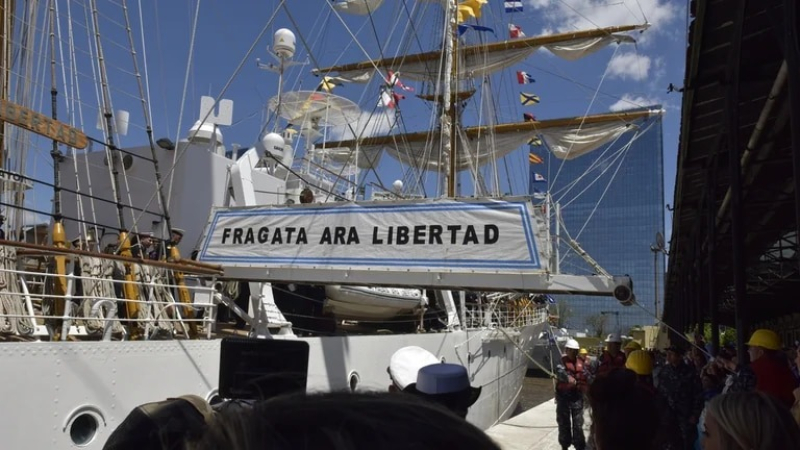 Llegó la Fragata Libertad a Buenos Aires: reencuentros y hasta una propuesta de matrimonio