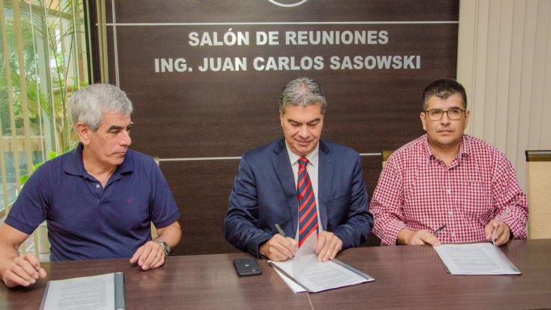 Capitanich firmó el contrato de obra para pavimentar la ruta 15