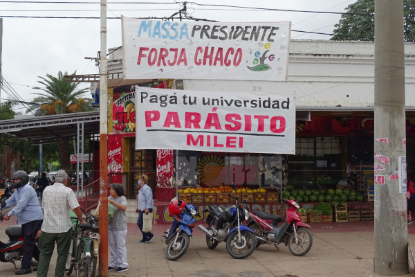 Pasacalles y afiches "anti Milei" en Resistencia