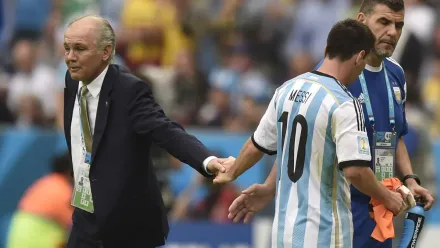 sabella-y-messi-se-saludan-luego-que-el-capitan-del-equipo-argentino-dejase-la-cancha.webp