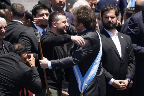El presidente de Ucrania, Volodímir Zelenski se abraza con el presidente electo de Argentina Javier Milei. Foto: Juano Tesone.