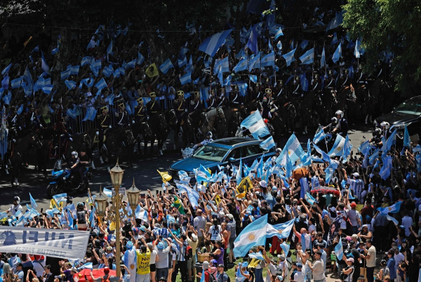 El presidente electo de Argentina, Javier Milei, se dirige al Congreso para asistir a su ceremonia de toma de posesión. Foto: Alejandro PAGNI/AFP.