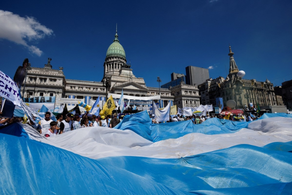 La gente se reúne frente al Congreso Nacional, el día de la ceremonia de juramento de Javier Milei como presidente electo. Foto: REUTERS/Martin Cossarini.