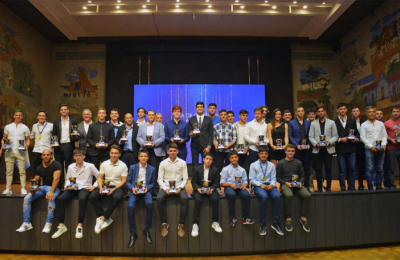 El campeón chaqueño Lucas Bohdanowicz recibió la Copa Fangio