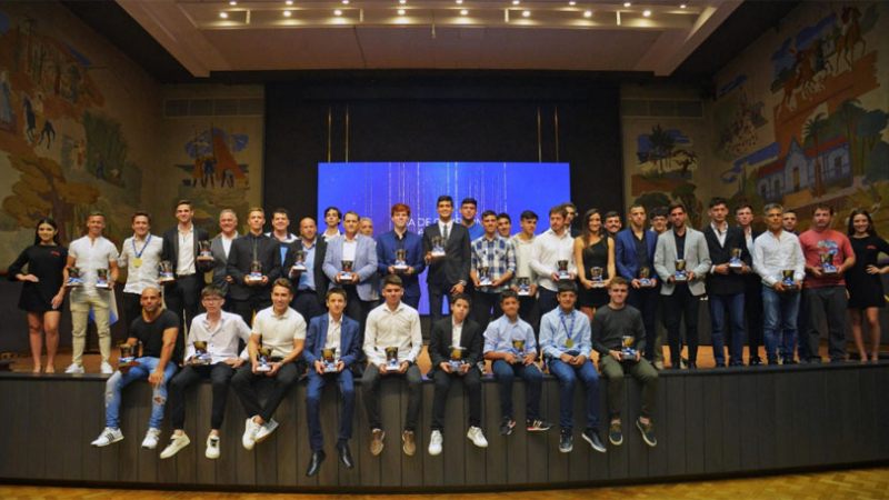 El campeón chaqueño Lucas Bohdanowicz recibió la Copa Fangio