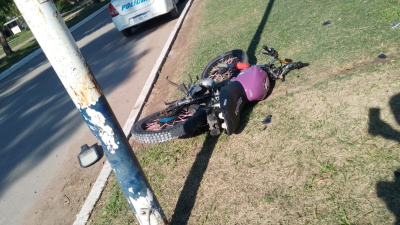 Motociclista murió al chocar contra una jirafa de luz en Villa Ángela