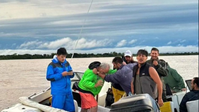 Rescate y emoción: así fueron recibidos por su familia los hermanos pescadores que estaban desaparecidos en el rio Paraná