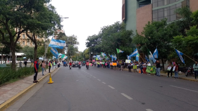 Bocinazo de UPCP frente a la plaza: vacunas contra el dengue y derechos de los trabajadores