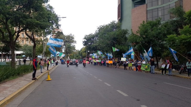 Bocinazo de UPCP frente a la plaza: vacunas contra el dengue y derechos de los trabajadores