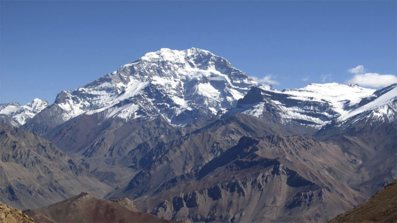 Rescataron a una andinista de un foso de cinco metros de profundidad en cerro Aconcagua