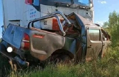 Fallecen ocupantes de camioneta embestida por camión en Santo Tomé