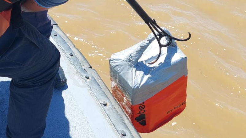 Operativo "Fondo blanco": decomisan casi 300 kilos de cocaína en el Río de la Plata
