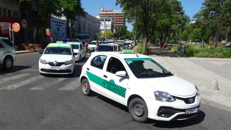 Caravana de remises y taxis contra las aplicaciones no habilitadas