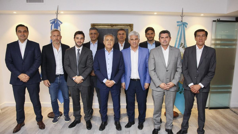 Gobernadores "dialoguistas" se reúnen para restablecer el diálogo con Milei