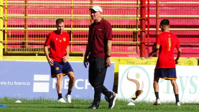 Sarmiento: un zaguero y un "9", las prioridades para Raúl Valdez