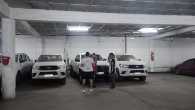 Encontraron ocho vehículos oficiales abandonados en un estacionamiento