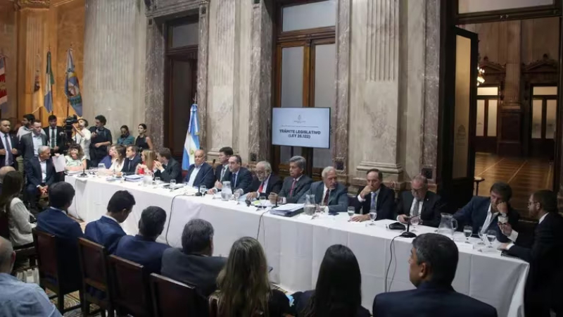 Entre gritos y acusaciones se conformó la Bicameral que debe definir el futuro del DNU de Javier Milei