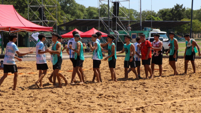 Gran convocatoria de jóvenes en torneo de Beach Handball en el Parque 2 de Febrero
