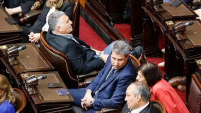 Un diputado escuchó el discurso de espaldas a Javier Milei