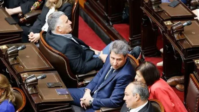 Un diputado escuchó el discurso de espaldas a Javier Milei