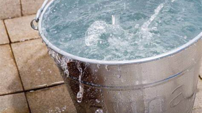 Una nena denunció a su madre por intentar ahogar a su hermanito en un balde de agua