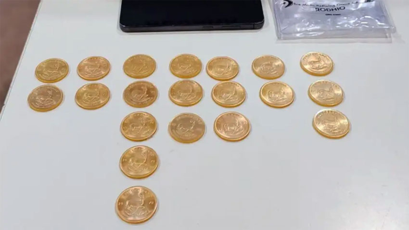 Hallaron 20 monedas de oro dentro de una camioneta a bordo de un barco