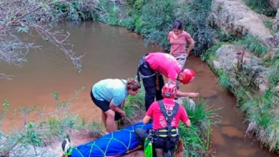 Una joven está grave tras caerse desde un puente colgante