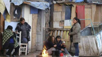 La pobreza fue del 41,7% en el II semestre de 2023; cayeron en la indigencia 11,9% de las personas