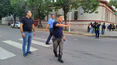 Trabajan en la concienciación de padres y madres para agilizar la salida y entrada a los colegios