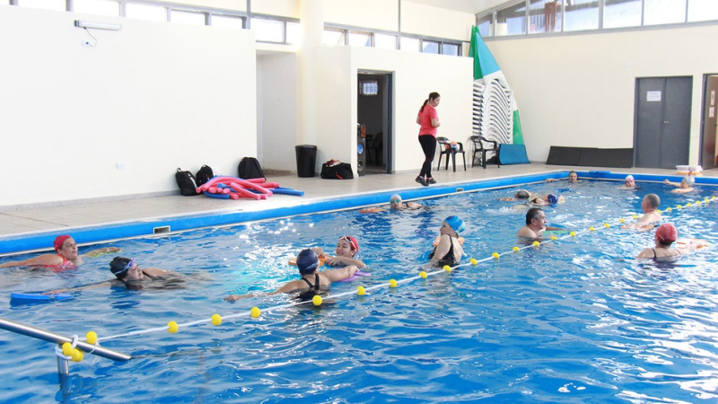 El Instituto del Deporte inició las actividades acuáticas climatizadas en el Jaime Zapata