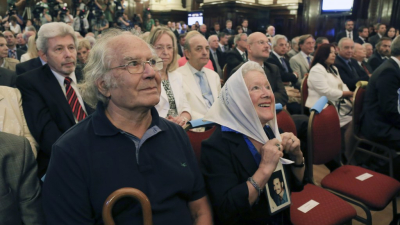 Personalidades cercanas al kirchnerismo presentaron un pedido de juicio político contra Milei