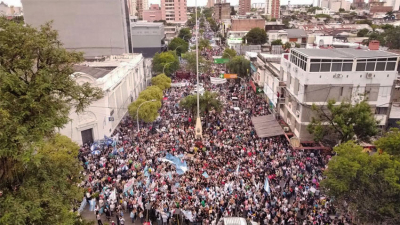 Masiva marcha en defensa de la universidad pública