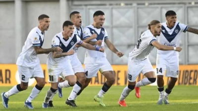 Vélez resistió con diez y se impuso en los penales ante Argentinos