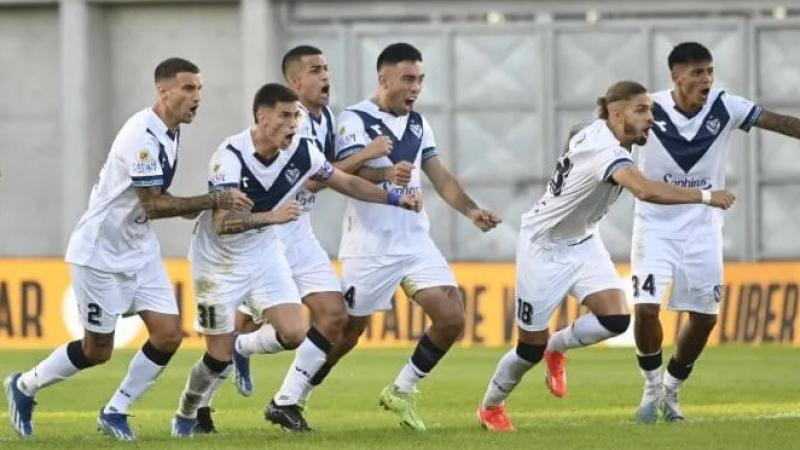 Vélez resistió con diez y se impuso en los penales ante Argentinos
