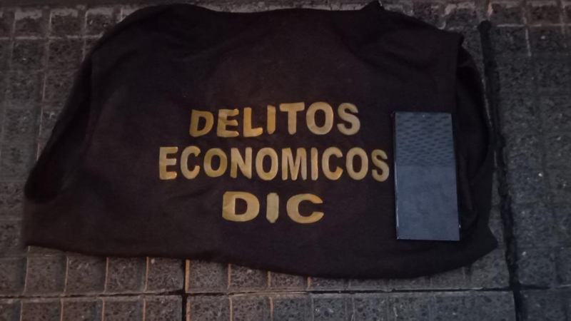 Acordó la compra de un celular y pagó con dólares falsos