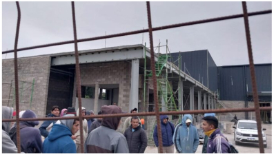 Obreros de la construcción protestan por impago de salarios en Vera