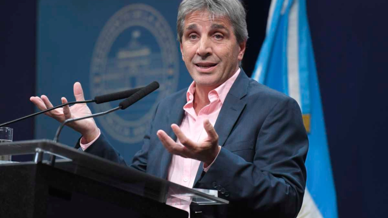 Caputo confirmó que no levantará el cepo cambiario