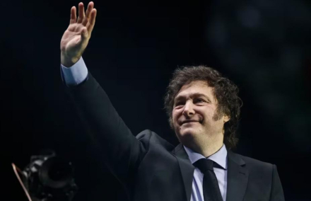 milei en la luna.jpg