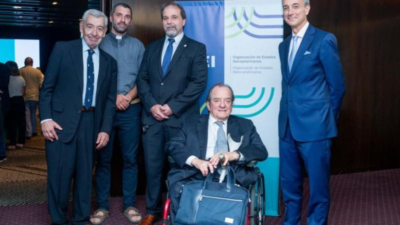 Un escándalo de sobresueldos y compras directas con la OEI salpica a Educación