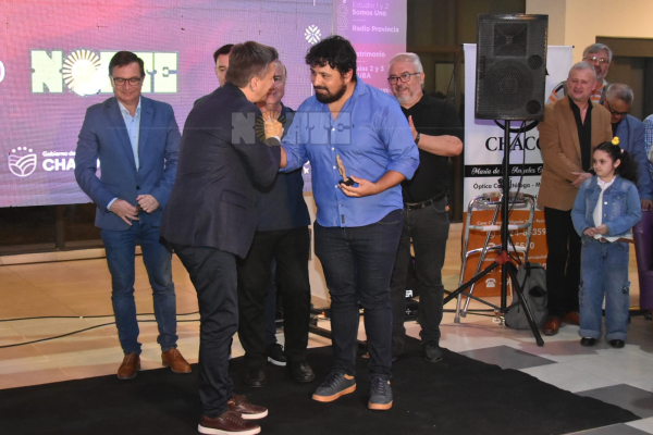 Marcelo López, del equipo digital de NORTE, recibe un
reconocimiento de parte del gobernador. Foto: Jorge "Punky" Flores.