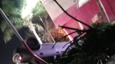 Conductor chocó contra un poste, volcó y murió en Resistencia