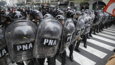 Con gases lacrimógenos, la Policía frenó el avance de los manifestantes, que reaccionaron con piedrazos