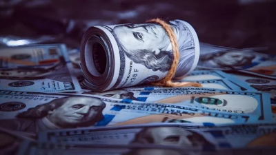 El dólar blue subió 25 pesos y cerró a 1305